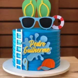 Arquivo de corte digital de topo de bolo no tema Pool Party em formato Studio para Silhouette, mostrando óculos de sol coloridos, par de chinelos de dedo, boia de piscina redonda, coqueiros e ondas de água dispostos em camadas prontas para recorte tridimensional.