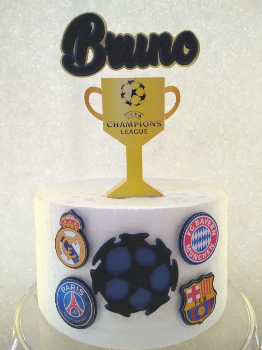 Topper de bolo personalizado com o troféu e a bola de estrelas do campeonato Champions League. Arquivo de corte digital para Silhouette Studio.