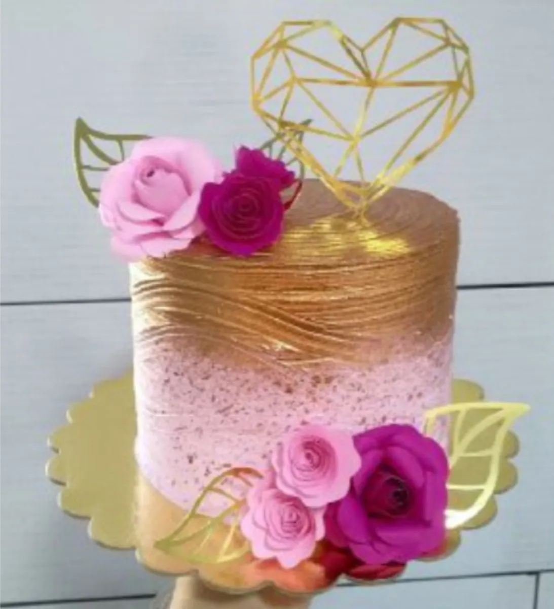 Arquivo de corte digital de topo de bolo de Flores e Coração em formato Studio para Silhouette, mostrando uma composição romântica de rosas em camadas espirais, ramos de folhas delicadas e um coração centralizado estruturado para recorte tridimensional.