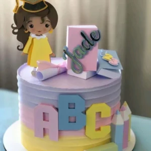Arquivo de corte digital de topo de bolo para Formatura ABC de Menina em formato Studio para Silhouette, mostrando uma bonequinha formada de capelo, o alfabeto colorido, lápis, estrelas e livros dispostos em camadas para recorte tridimensional.