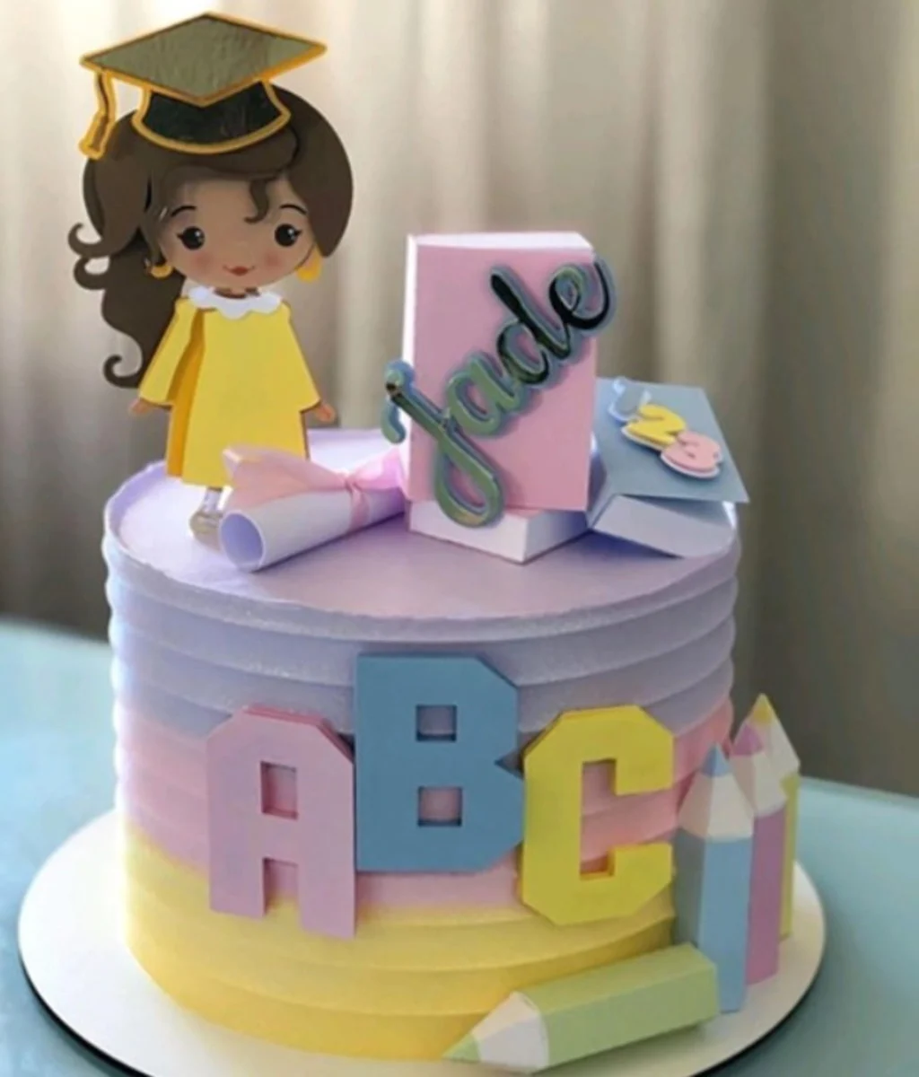 Arquivo de corte digital de topo de bolo para Formatura ABC de Menina em formato Studio para Silhouette, mostrando uma bonequinha formada de capelo, o alfabeto colorido, lápis, estrelas e livros dispostos em camadas para recorte tridimensional.
