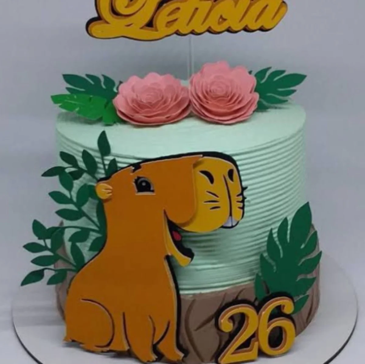 Topper de bolo personalizado no tema capivara. Arquivo de corte digital para Silhouette Studio, ideal para decoração de festa de aniversário.