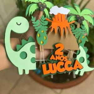 Topper de bolo infantil no tema dinossauros. Arquivo de corte digital para Silhouette Studio, ideal para decoração de festa de aniversário de menino.