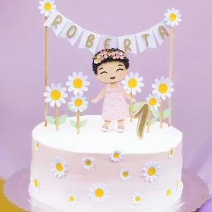Arquivo de corte digital de topo de bolo de Menina e Flores Margarida em formato Studio para Silhouette, mostrando a silhueta de uma menina de perfil com chapéu, cercada por margaridas brancas com miolo amarelo e folhas delicadas em camadas para recorte tridimensional.