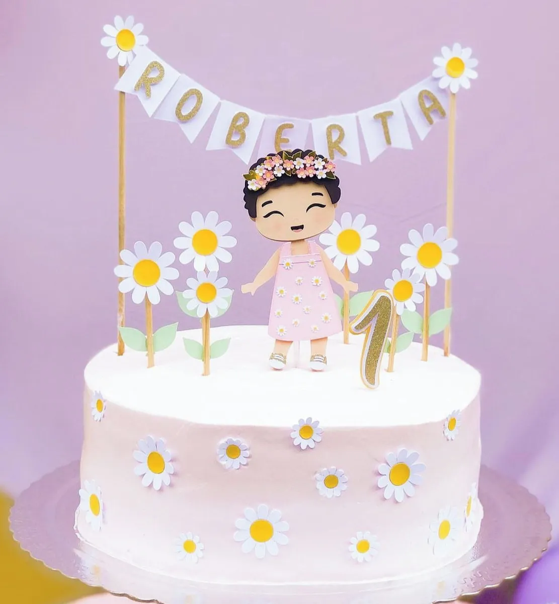 Arquivo de corte digital de topo de bolo de Menina e Flores Margarida em formato Studio para Silhouette, mostrando a silhueta de uma menina de perfil com chapéu, cercada por margaridas brancas com miolo amarelo e folhas delicadas em camadas para recorte tridimensional.