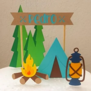 Arquivo de corte digital de topo de bolo no tema Acampamento em formato Studio para Silhouette, mostrando uma barraca de camping, fogueira com chamas, árvores de pinheiro, montanhas ao fundo e marshmallows no espeto prontos para recorte em camadas.