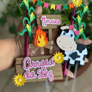 Topper de bolo no tema arraiá de vaquinha. Arquivo de corte digital exclusivo para Silhouette Studio, ideal para decoração de festa junina.