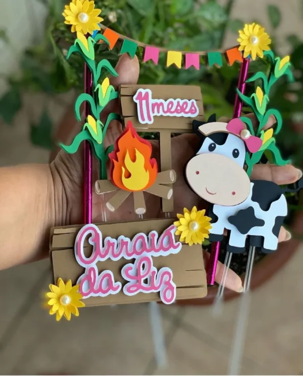 Topper de bolo no tema arraiá de vaquinha. Arquivo de corte digital exclusivo para Silhouette Studio, ideal para decoração de festa junina.