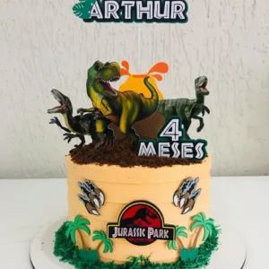 Topper de bolo personalizado no tema Jurassic Park. Arquivo de corte digital exclusivo para Silhouette Studio, ideal para decoração de festa infantil.